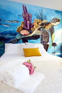 法鲁Le Jardin Secret de Faro Guesthouse的一间卧室配有一张海龟壁画床