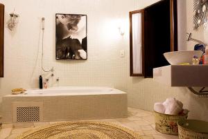 坎布里Estalagem Camburi的带浴缸和盥洗盆的浴室