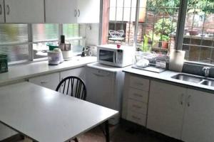 圣伊西德罗Habitación en casa con gran jardín的厨房配有桌子和微波炉