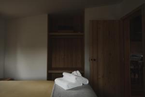 特卡波湖Alpine Lodges的一间房间,床上配有折叠毛巾