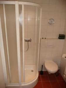 科隆奥斯特海姆卡尔捷酒店的一间带卫生间和淋浴的小浴室