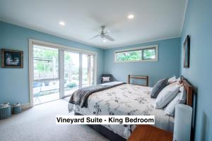 亚历山德拉Grey Ridge Vineyard Experience的蓝色的卧室设有床和窗户