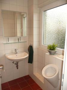科隆奥斯特海姆卡尔捷酒店的一间带水槽和卫生间的浴室以及窗户。