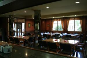 温克拉运河酒店的用餐室设有桌椅和窗户。
