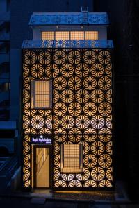 东京Shinjuku Miyabi Residence的建筑的侧面有几何设计