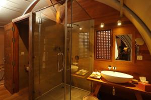 暹粒坦普雷森酒店的一间带玻璃淋浴和水槽的浴室