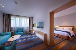 上海上海镇坪智选假日酒店的酒店客房,配有床和沙发
