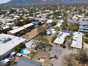 洛坎普顿Rockhampton Backpackers YHA的享有小镇空中景观,拥有建筑