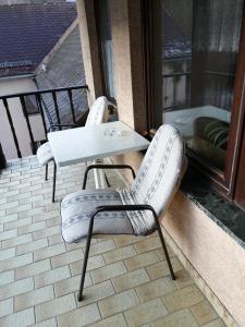 穆赫克雷斯的艾根Appartmenthaus Kern的阳台配有2把椅子和1张桌子