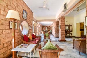 焦特布尔Karni Bhawan Heritage Hotel Jodhpur的一间设有砖墙的客厅