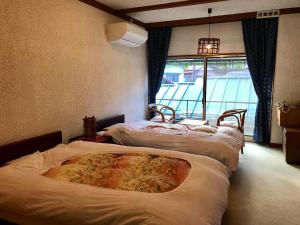 箱根月乃屋酒店的窗户房间里一排四张床
