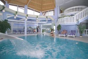 古本Landgasthof & Hotel Waldow的一座带瀑布的游泳池