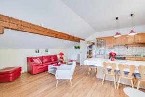 艾格斯塔特Alpenblick的厨房以及带红色沙发的起居室。