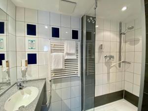 斯图加特罗曼庄园酒店的带淋浴和盥洗盆的浴室