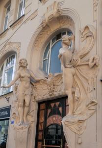 布拉格Super Old Town的建筑物一侧的两人雕像