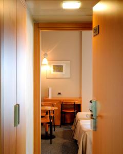 斯巴达玛尼阿缇斯酒店的客房设有一张床、一张桌子和一张书桌。
