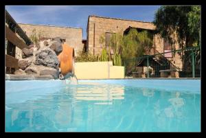 格拉纳迪利亚德亚沃纳卡萨鲁拉文塔酒店的一座大型游泳池,在一座建筑中设有喷泉