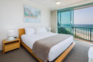 黄金海岸主要海滩沃特福德度假村的一间卧室设有一张大床和一个大窗户