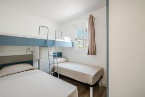 Onda Blu Resort客房内的一张或多张双层床