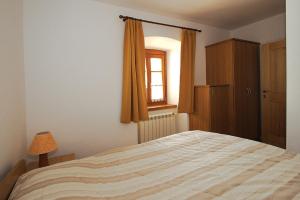 Vremski BritofApartments Janks的一间卧室设有一张大床和一个窗户。