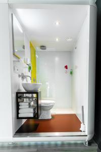 阿姆斯特丹Qbic Amsterdam WTC的浴室配有白色卫生间和盥洗盆。