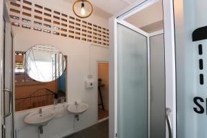 合艾合艾中心旅舍的浴室设有2个水槽和镜子