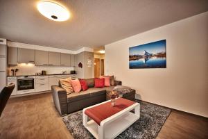 劳特布龙嫩Apartment Breithorn - Charming home - free parking & Wifi的客厅配有沙发和桌子