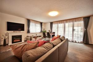 劳特布龙嫩Apartment Breithorn - Charming home - free parking & Wifi的带沙发和壁炉的客厅