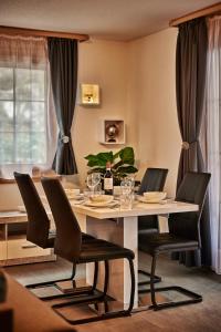 Apartment Breithorn - Charming home - free parking & Wifi餐厅或其他用餐的地方