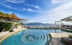 马赛贝迪尼斯贝斯达酒店的享有水景的游泳池