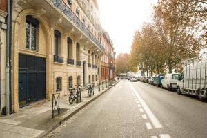 图卢兹Bel apt rénové en bord de Garonne的一条空的街道,自行车停在大楼的一侧