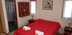 萨尔塔La Gracia的一间卧室配有红色的床和毛巾