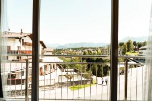 弗利姆斯Hillsite Smart Hotel Flims的从窗户可欣赏到城市美景