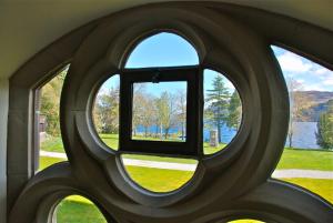 奥古斯都堡Highland Club Direct的享有湖景的窗户