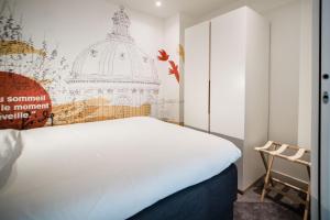 巴黎SUITE GIDE : au cœur de la Rive Gauche, neuf, design, 2/4 personnes的卧室配有一张白色大床