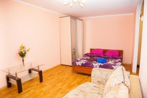 扎波罗热Semi-luxury Apt on Nezalezhnoi Ukrаiny 63 near Intourist Hotel的客厅配有沙发和1张床