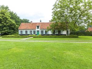 贝尔内姆Beautiful farmhouse in Beernem with big garden的前面有绿色草坪的房子