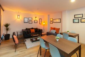 加亚新城Serra do Pilar Porto Suites的客厅配有桌子和沙发