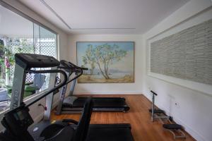 彼得罗波利斯日光因佩里奥酒店的一间带跑步机的健身房