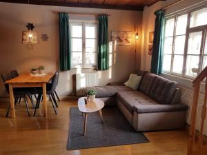 维尔德科格尔山麓布兰贝格Villa Zeppelin - App Smaragd的客厅配有沙发和桌子