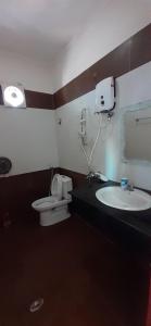 波来古市Nhà nghỉ Bình Yên的一间带卫生间和水槽的浴室