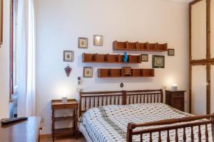 里奥内莱尔巴Appartamento La Via del Mare的卧室配有床和壁架