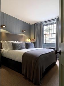 切尔滕纳姆海滨长廊131号酒店的一间卧室设有一张大床和一个窗户。