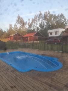比亚里卡Cabañas Tornagaleones Villarrica的院子里的大型蓝色游泳池