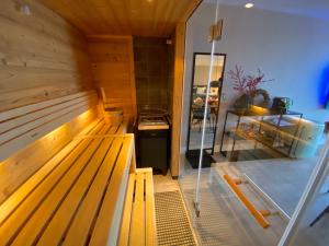 萨森海姆萨森海姆范德瓦尔克酒店 - 莱顿的一间设有木凳的桑拿浴室