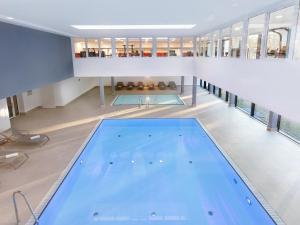 宾茨吕根岛多梅罗海滩酒店的大楼内的大型游泳池