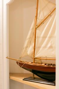 多维尔尚地利酒店的架子上的帆船模型