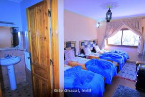 伊姆利尔Gite Ghazal - Atlas Mountains Hotel的一间卧室配有两张床和水槽