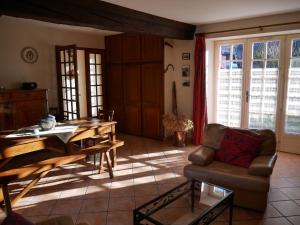 Fantastic holiday home with large garden in cultural surroundings of Saint-Ay的休息区