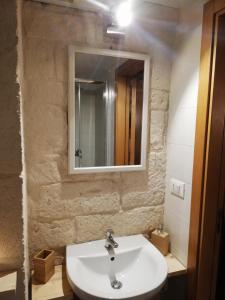 奥斯图尼Ivory的浴室设有白色水槽和镜子